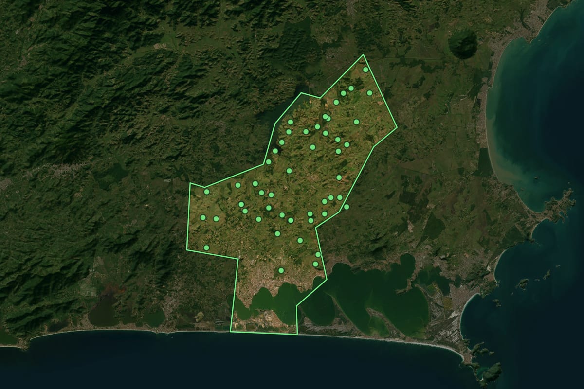 Imagem de satélite de Araruama (RJ), com o contorno do município e a posição dos imóveis desta página.