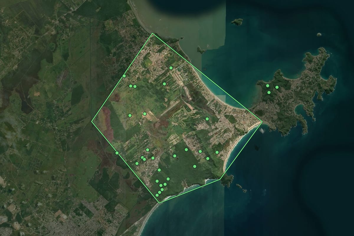 Imagem de satélite de Armação dos Búzios (RJ), com o contorno do município e a posição dos imóveis desta página.
