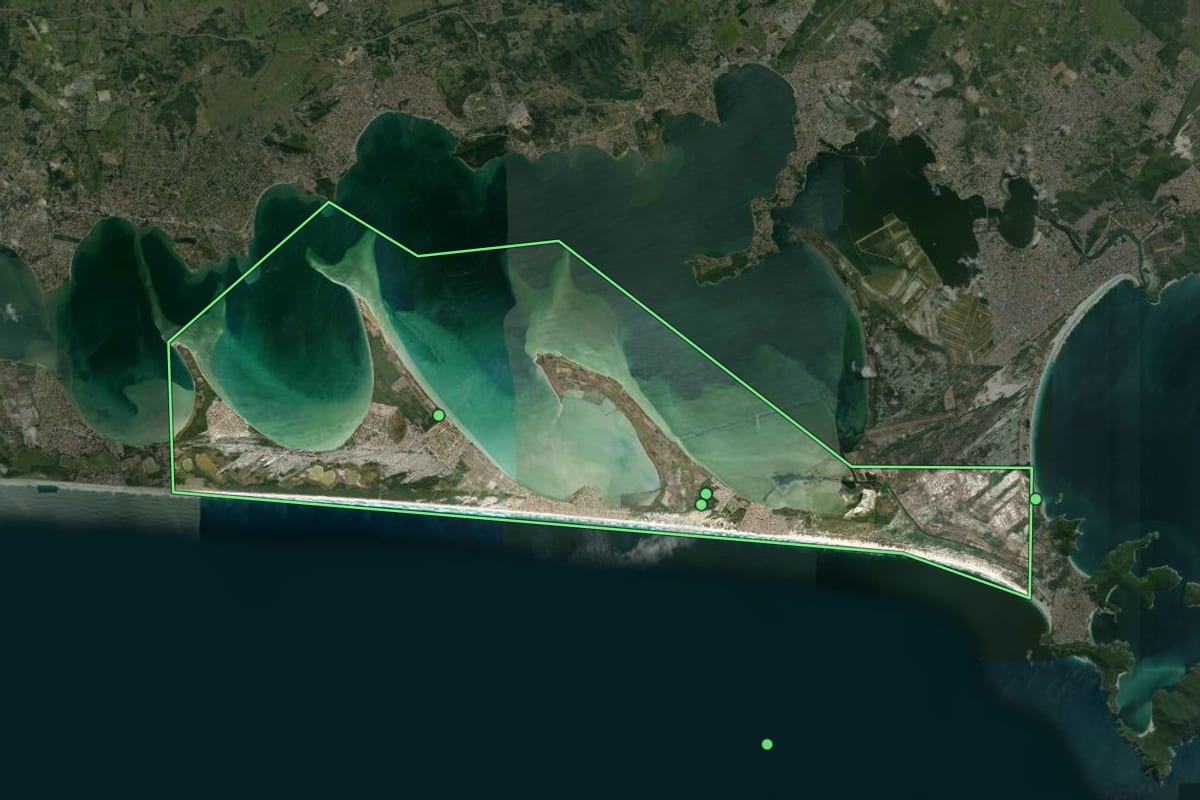 Imagem de satélite de Arraial do Cabo (RJ), com o contorno do município e a posição dos imóveis desta página.