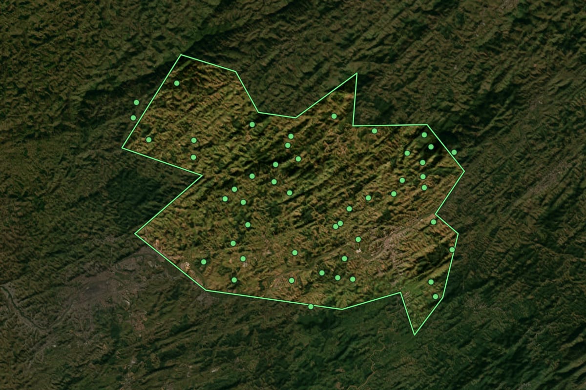 Imagem de satélite de Barra do Piraí (RJ), com o contorno do município e a posição dos imóveis desta página.