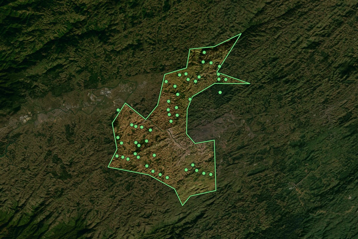 Imagem de satélite de Barra Mansa (RJ), com o contorno do município e a posição dos imóveis desta página.