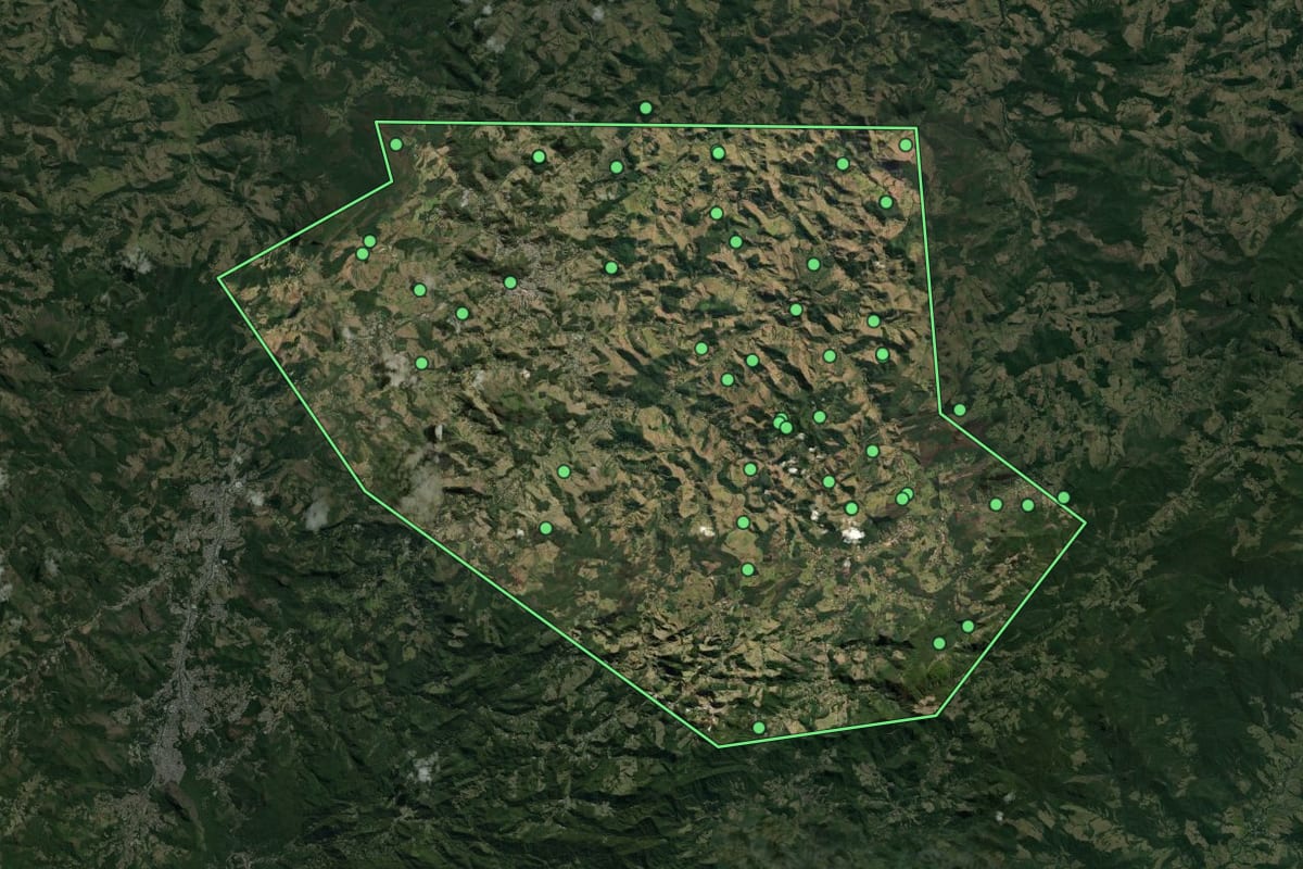 Imagem de satélite de Bom Jardim (RJ), com o contorno do município e a posição dos imóveis desta página.