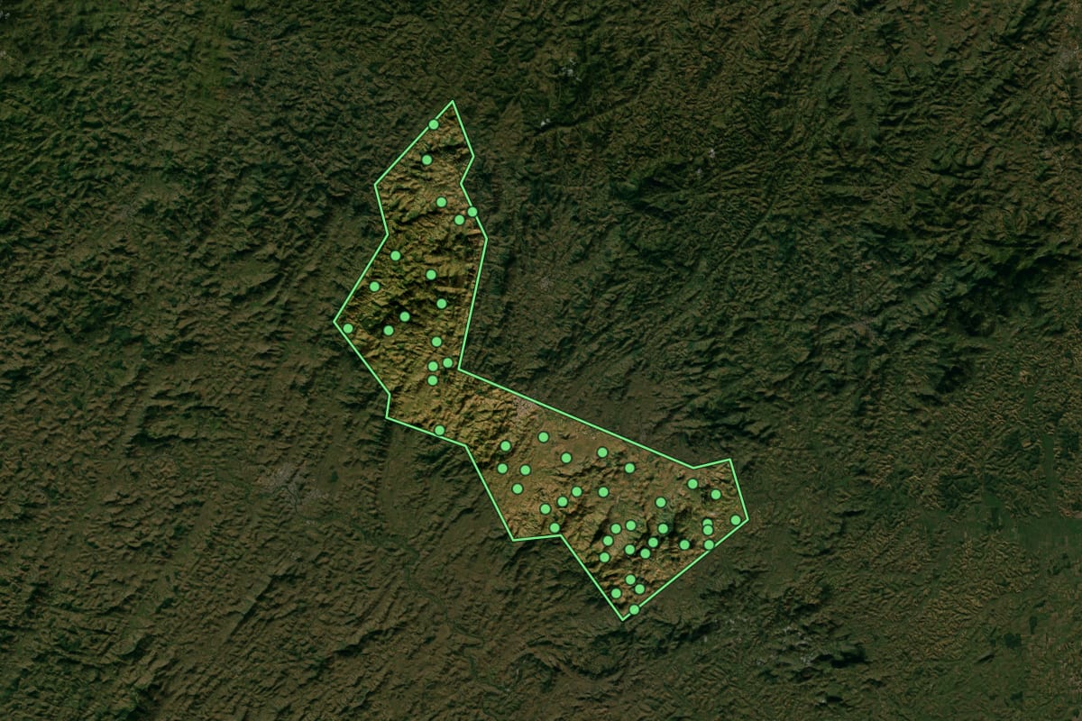 Imagem de satélite de Bom Jesus do Itabapoana (RJ), com o contorno do município e a posição dos imóveis desta página.