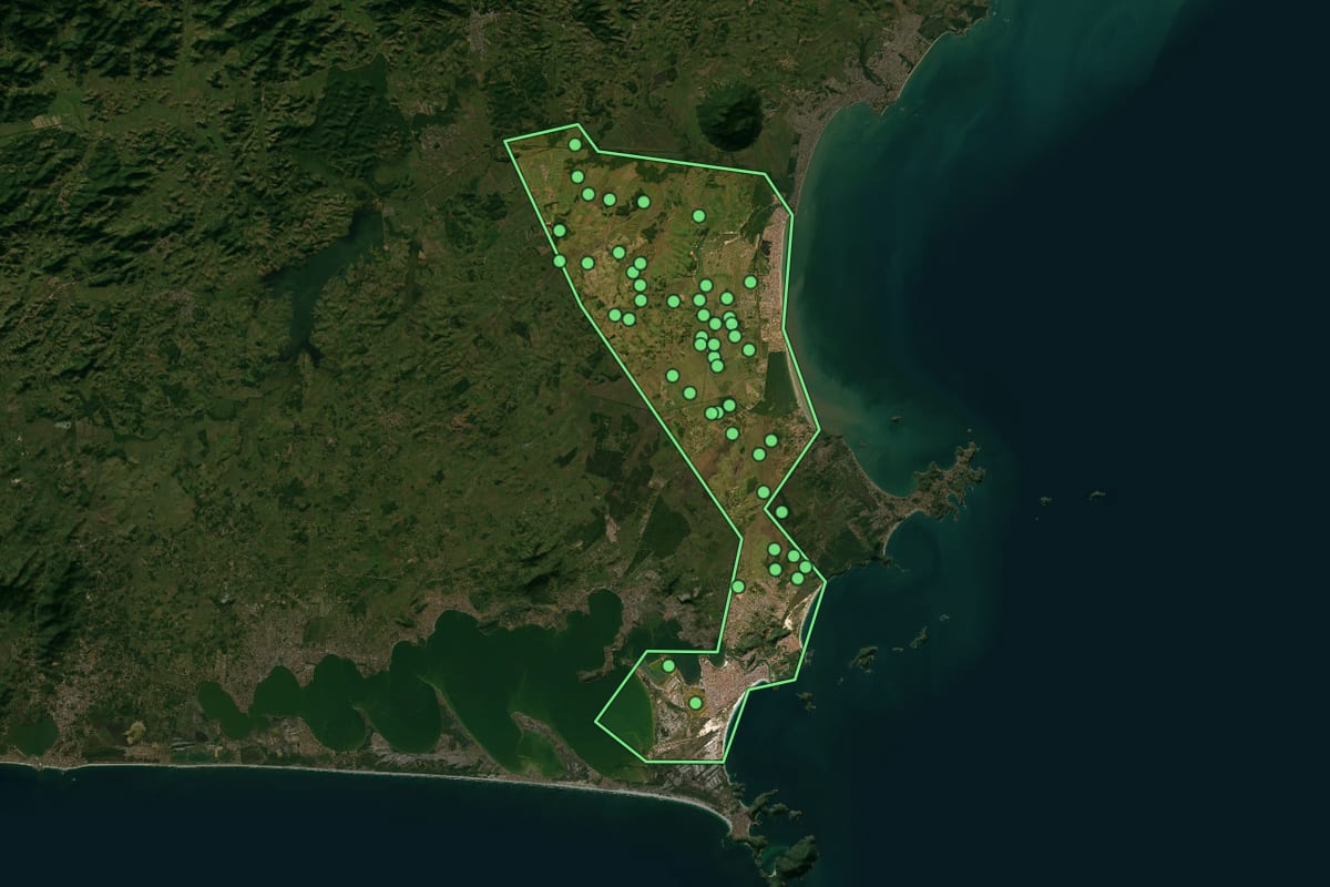 Imagem de satélite de Cabo Frio (RJ), com o contorno do município e a posição dos imóveis desta página.