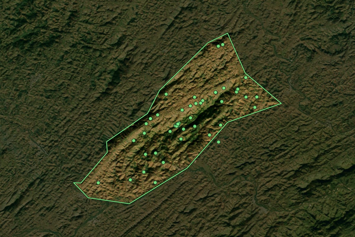 Imagem de satélite de Cambuci (RJ), com o contorno do município e a posição dos imóveis desta página.