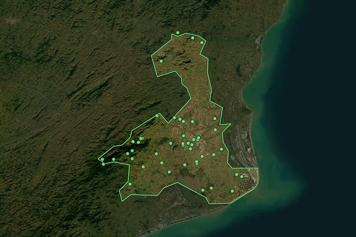 Imagem de satélite de Campos dos Goytacazes (RJ), com o contorno do município e a posição dos imóveis desta página.
