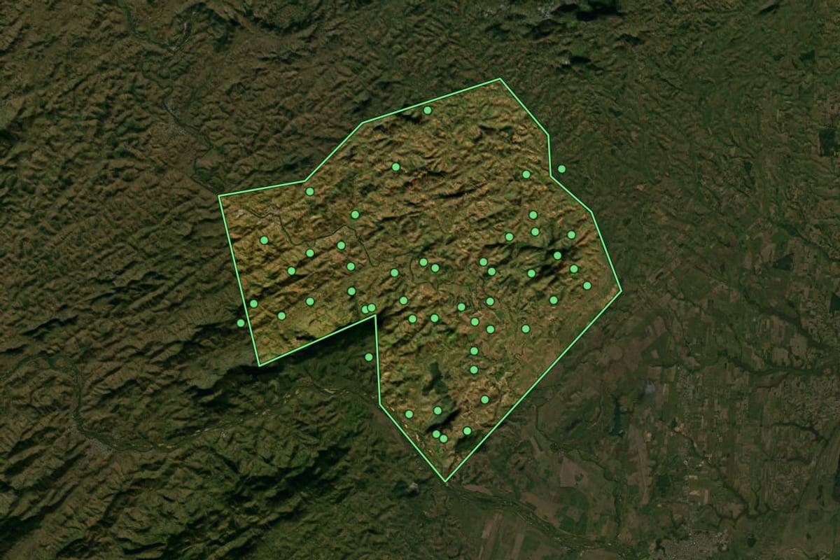 Imagem de satélite de Cardoso Moreira (RJ), com o contorno do município e a posição dos imóveis desta página.