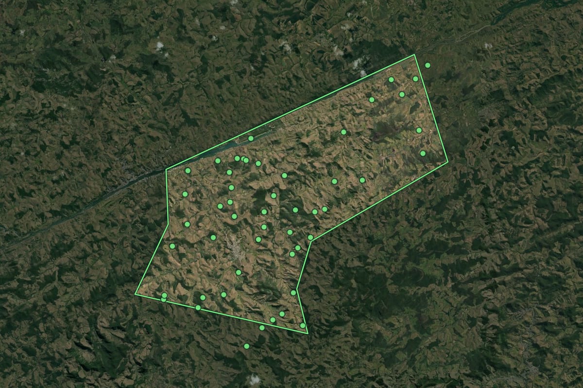 Imagem de satélite de Carmo (RJ), com o contorno do município e a posição dos imóveis desta página.