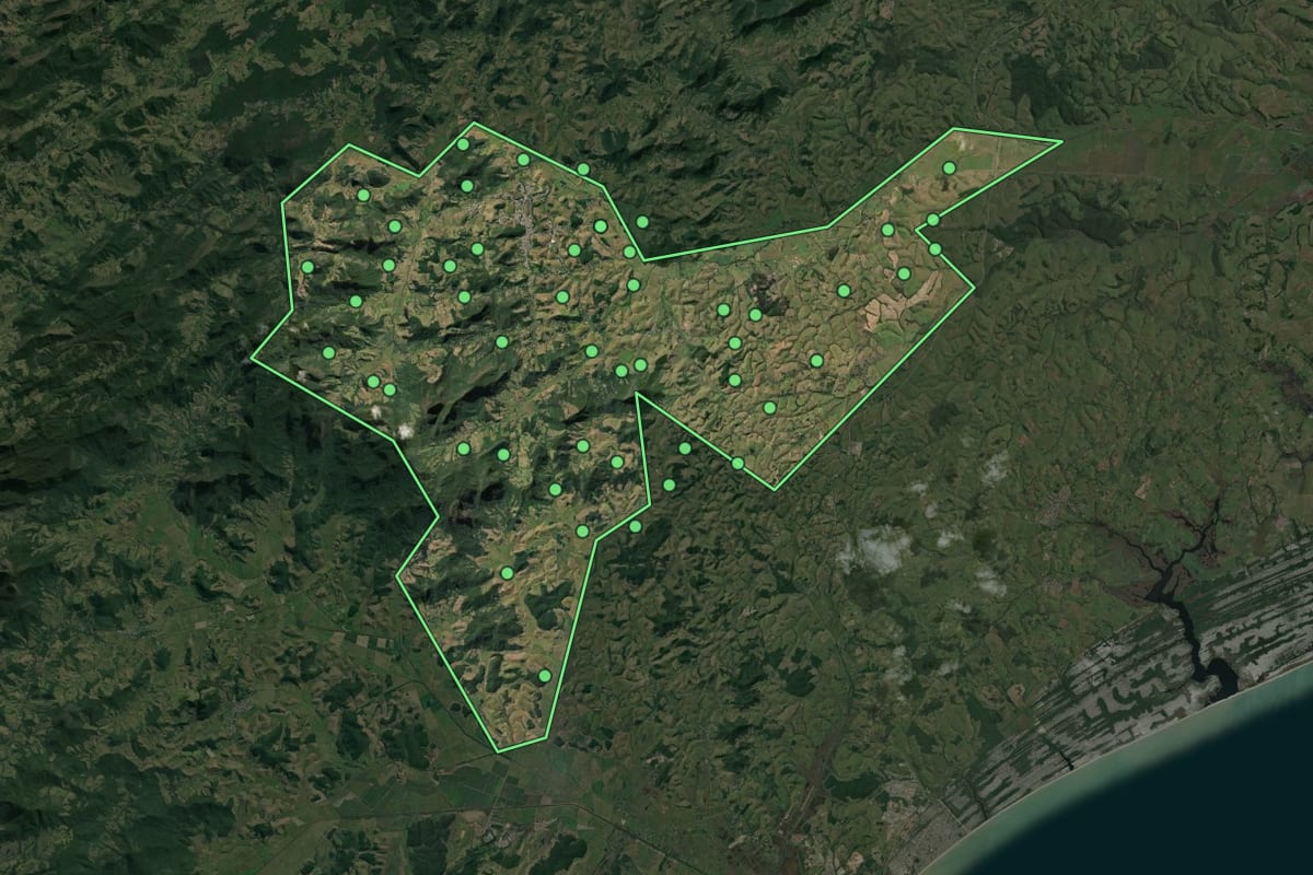 Imagem de satélite de Conceição de Macabu (RJ), com o contorno do município e a posição dos imóveis desta página.