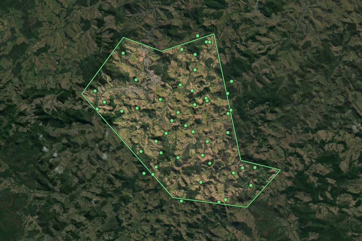 Imagem de satélite de Cordeiro (RJ), com o contorno do município e a posição dos imóveis desta página.