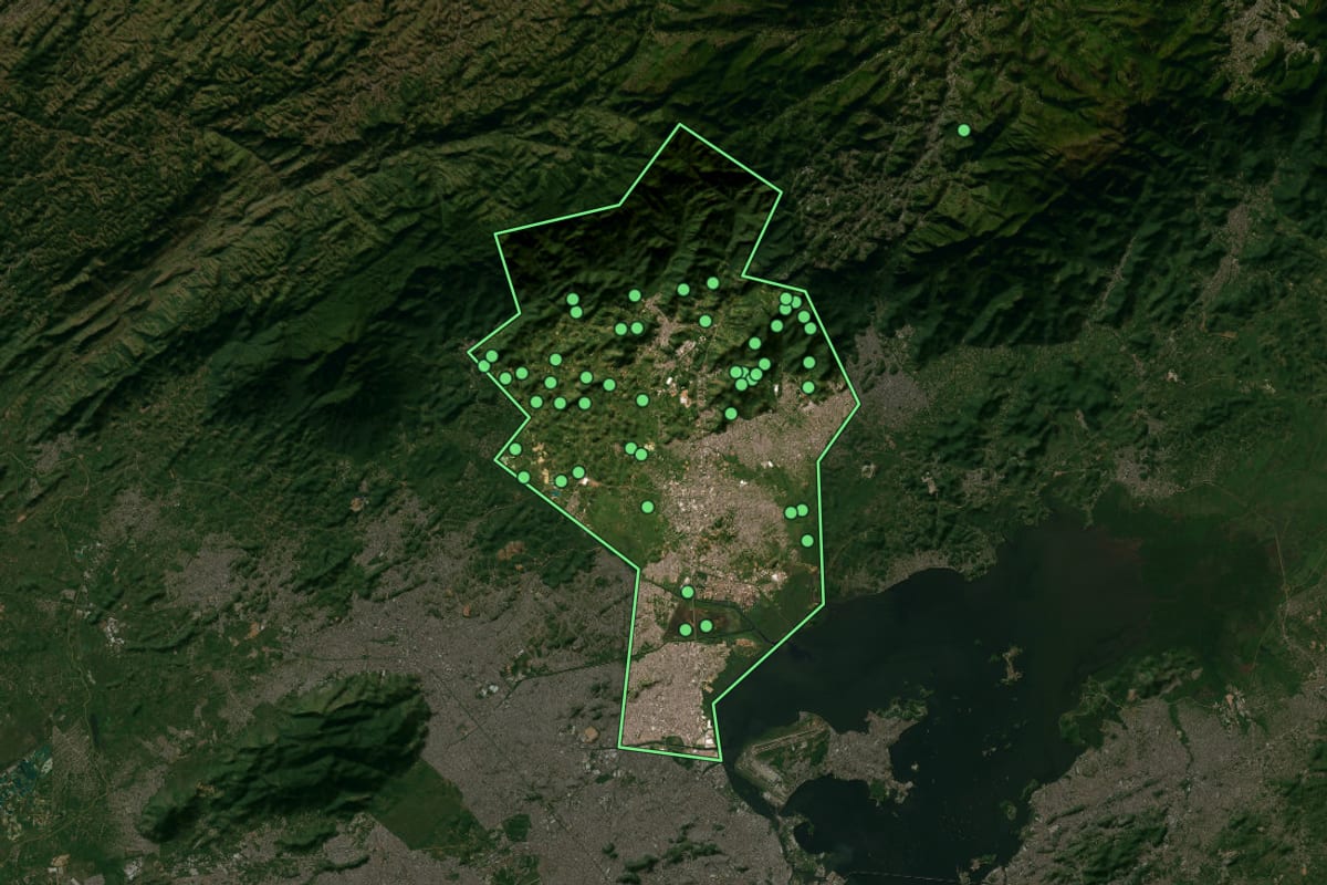 Imagem de satélite de Duque de Caxias (RJ), com o contorno do município e a posição dos imóveis desta página.