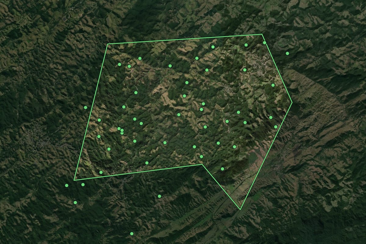 Imagem de satélite de Engenheiro Paulo de Frontin (RJ), com o contorno do município e a posição dos imóveis desta página.