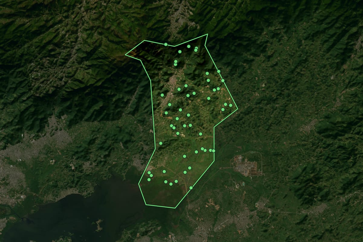 Imagem de satélite de Guapimirim (RJ), com o contorno do município e a posição dos imóveis desta página.