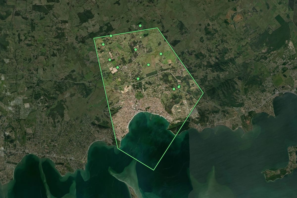 Imagem de satélite de Iguaba Grande (RJ), com o contorno do município e a posição dos imóveis desta página.