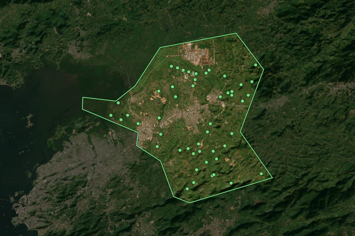 Imagem de satélite de Itaboraí (RJ), com o contorno do município e a posição dos imóveis desta página.