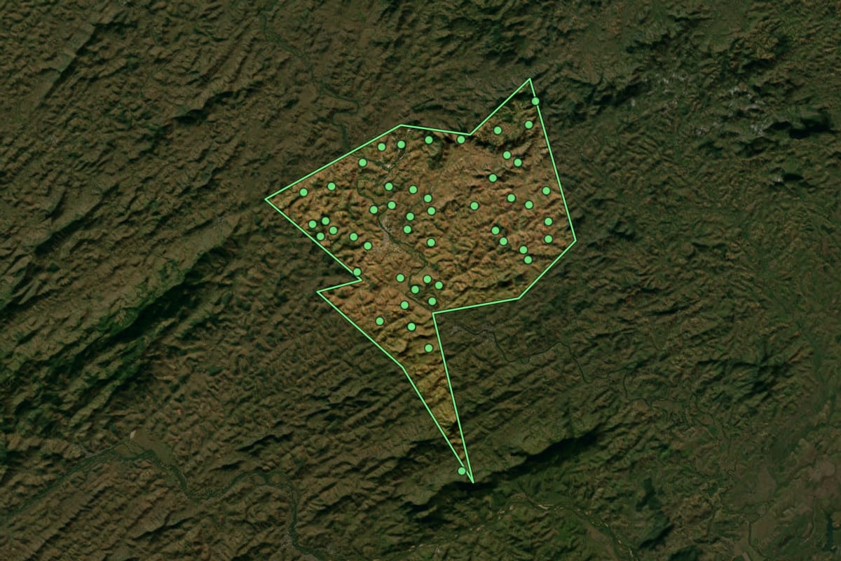 Imagem de satélite de Italva (RJ), com o contorno do município e a posição dos imóveis desta página.