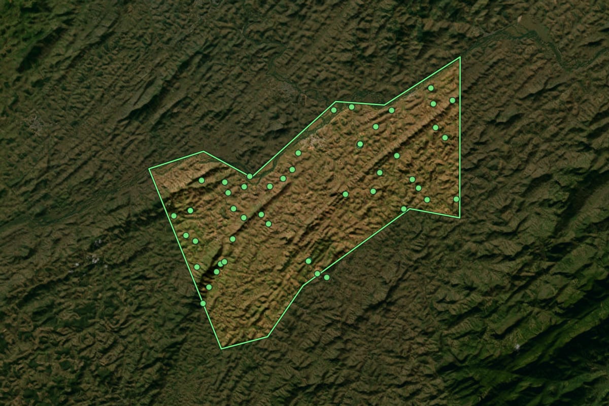 Imagem de satélite de Itaocara (RJ), com o contorno do município e a posição dos imóveis desta página.
