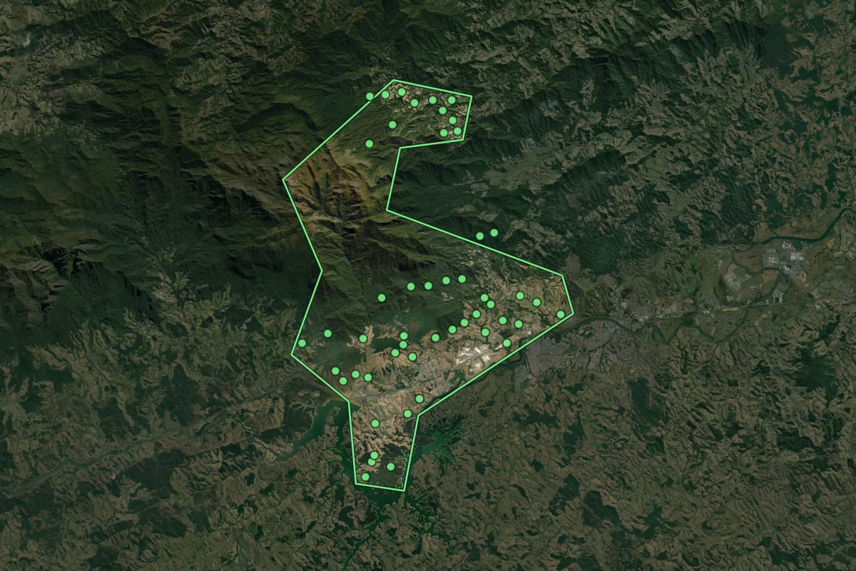 Imagem de satélite de Itatiaia (RJ), com o contorno do município e a posição dos imóveis desta página.