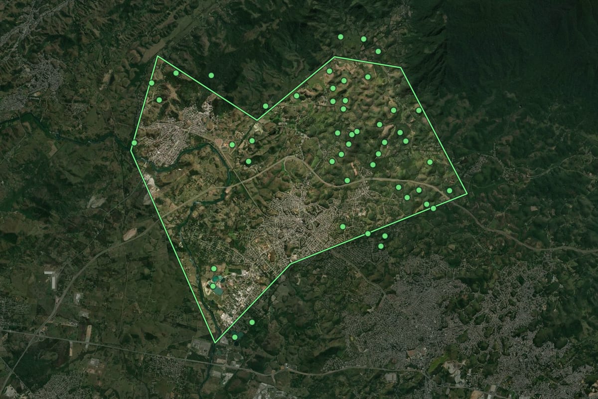 Imagem de satélite de Japeri (RJ), com o contorno do município e a posição dos imóveis desta página.