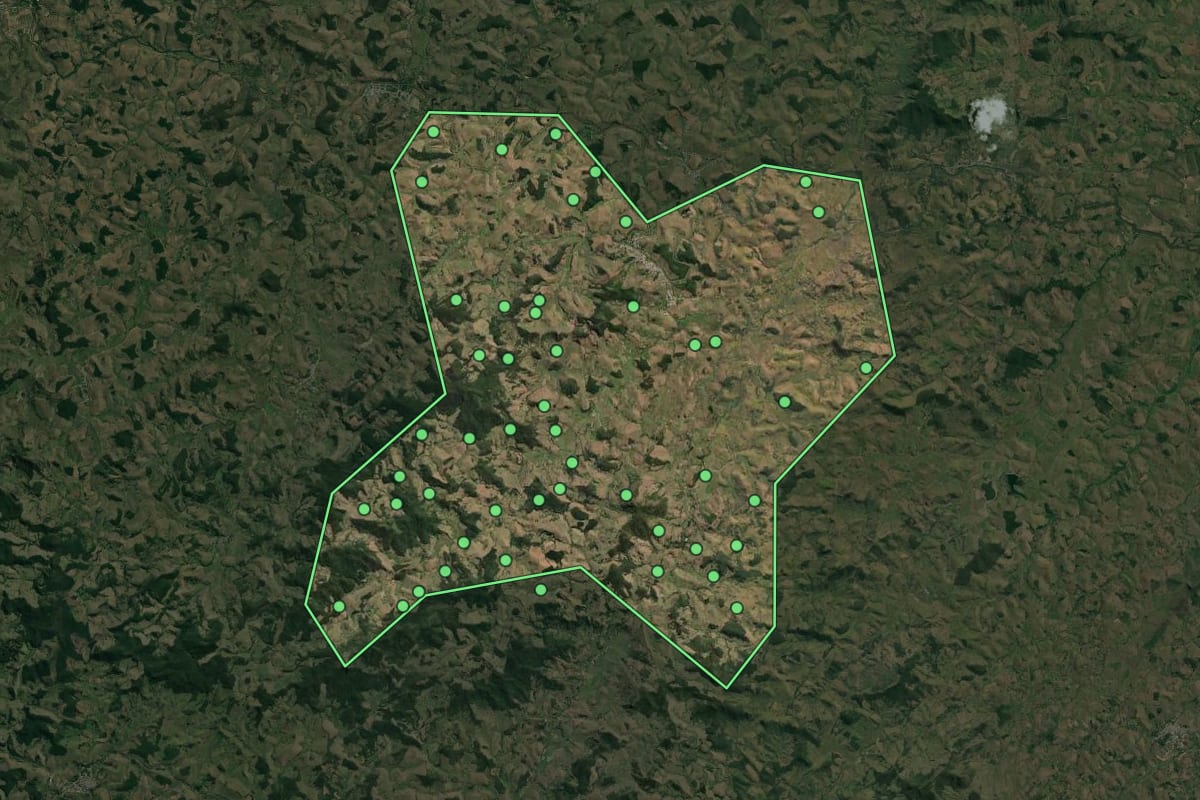 Imagem de satélite de Laje do Muriaé (RJ), com o contorno do município e a posição dos imóveis desta página.