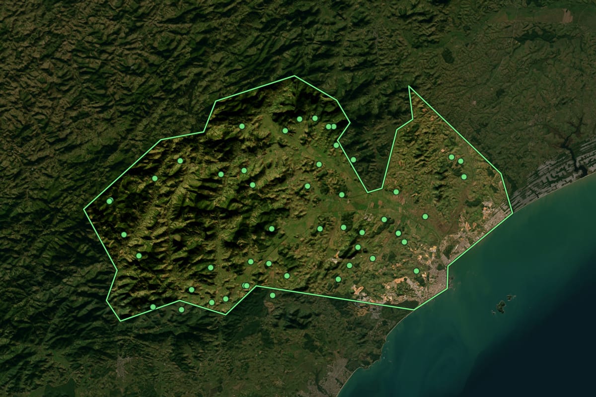Imagem de satélite de Macaé (RJ), com o contorno do município e a posição dos imóveis desta página.