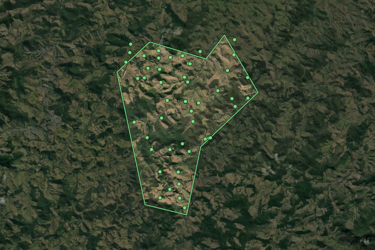 Imagem de satélite de Macuco (RJ), com o contorno do município e a posição dos imóveis desta página.