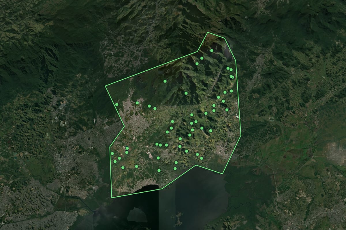 Imagem de satélite de Magé (RJ), com o contorno do município e a posição dos imóveis desta página.