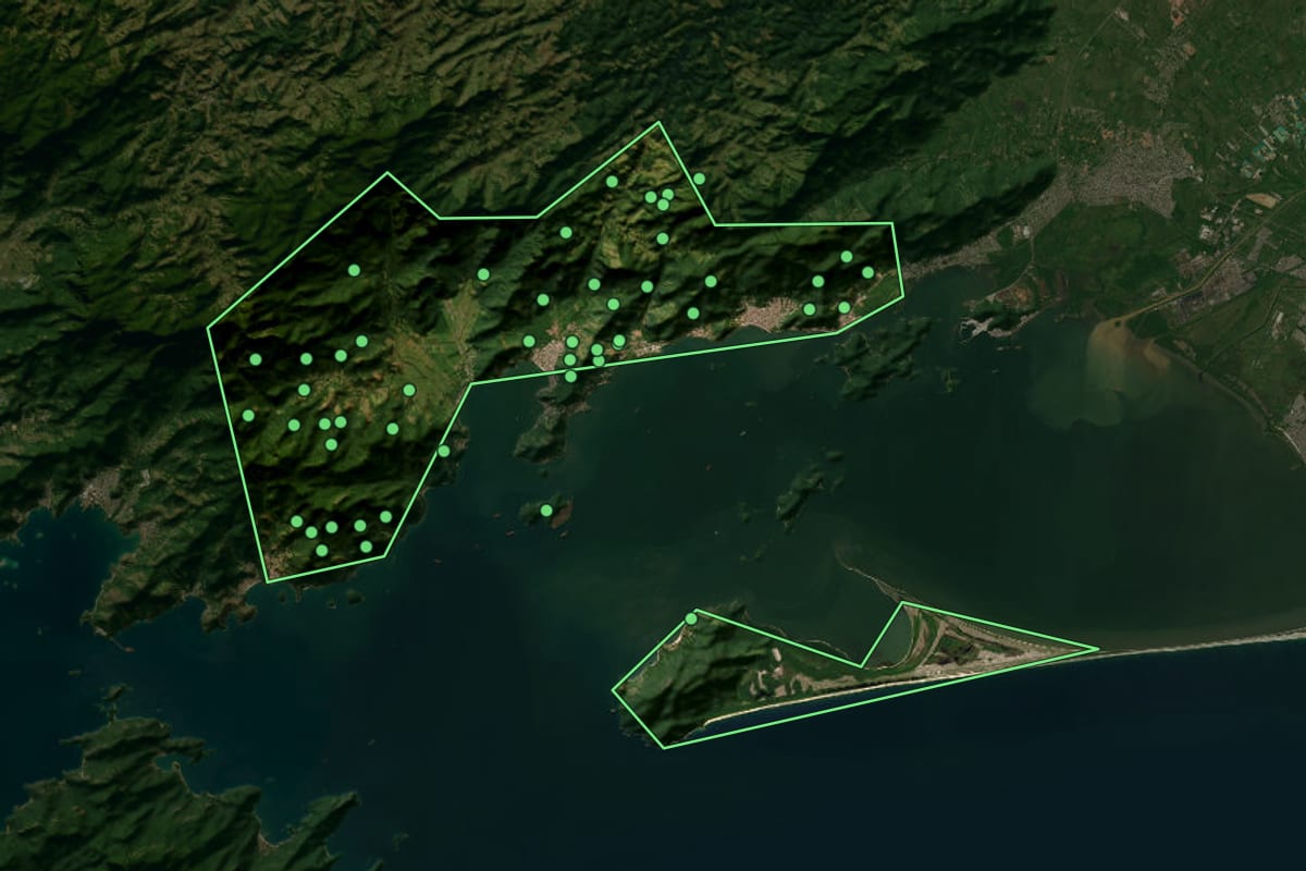 Imagem de satélite de Mangaratiba (RJ), com o contorno do município e a posição dos imóveis desta página.
