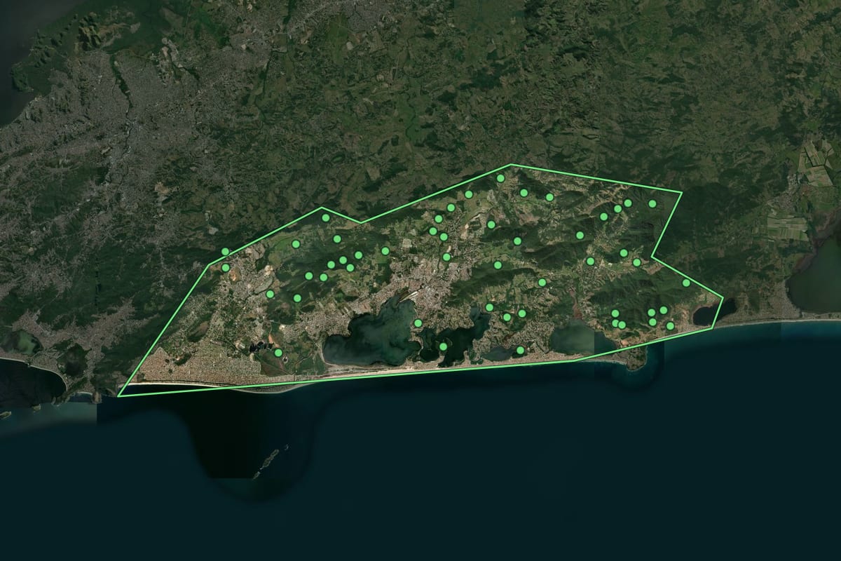 Imagem de satélite de Maricá (RJ), com o contorno do município e a posição dos imóveis desta página.