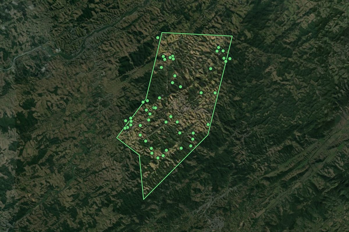 Imagem de satélite de Mendes (RJ), com o contorno do município e a posição dos imóveis desta página.