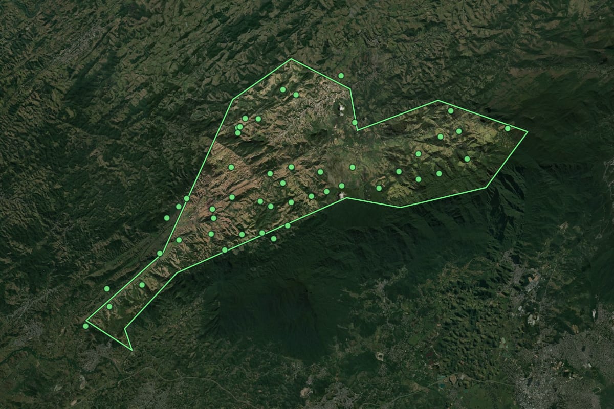 Imagem de satélite de Miguel Pereira (RJ), com o contorno do município e a posição dos imóveis desta página.
