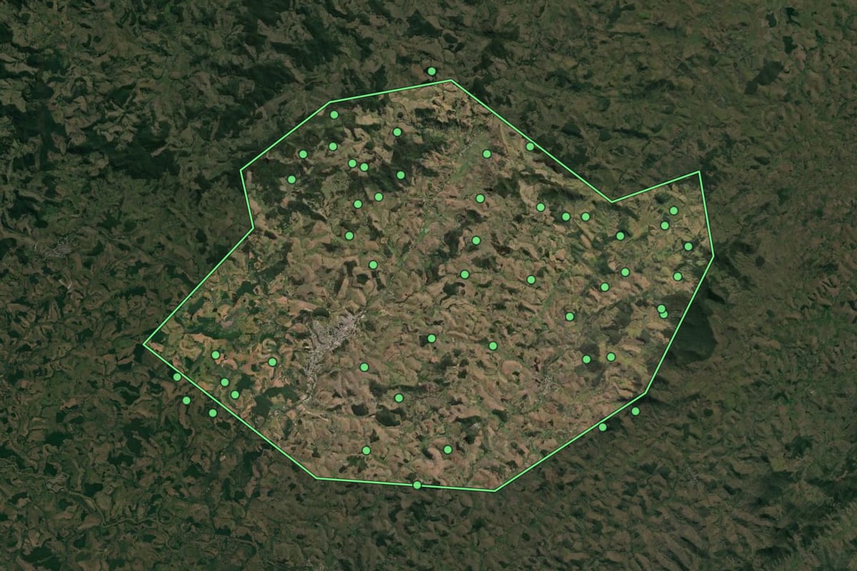 Imagem de satélite de Miracema (RJ), com o contorno do município e a posição dos imóveis desta página.