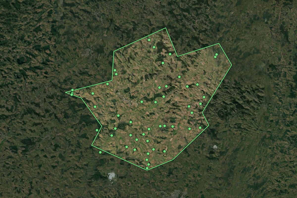 Imagem de satélite de Natividade (RJ), com o contorno do município e a posição dos imóveis desta página.