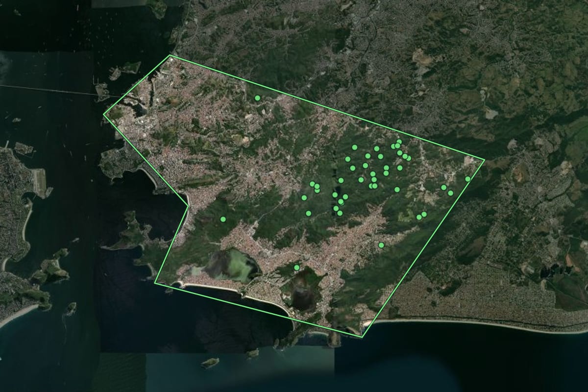 Imagem de satélite de Niterói (RJ), com o contorno do município e a posição dos imóveis desta página.