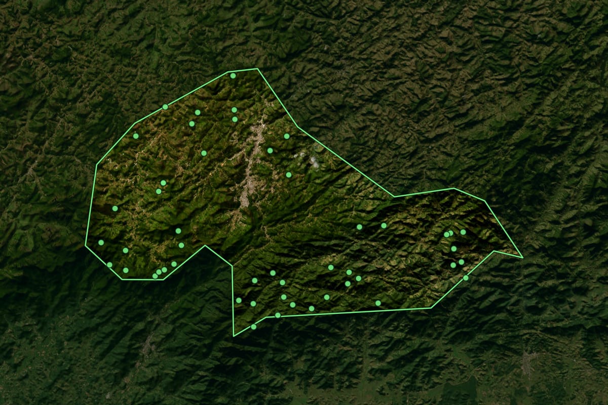 Imagem de satélite de Nova Friburgo (RJ), com o contorno do município e a posição dos imóveis desta página.