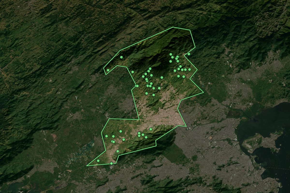 Imagem de satélite de Nova Iguaçu (RJ), com o contorno do município e a posição dos imóveis desta página.