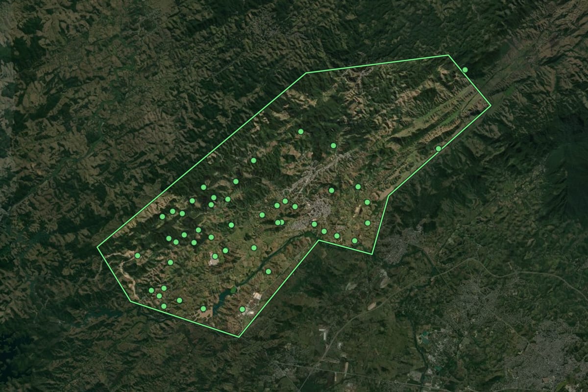 Imagem de satélite de Paracambi (RJ), com o contorno do município e a posição dos imóveis desta página.