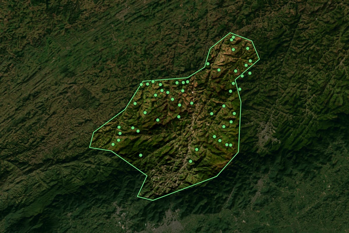 Imagem de satélite de Petrópolis (RJ), com o contorno do município e a posição dos imóveis desta página.