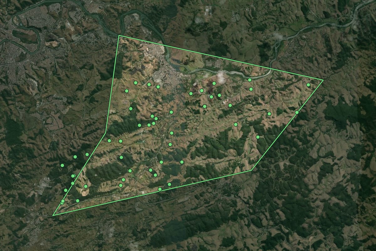 Imagem de satélite de Pinheiral (RJ), com o contorno do município e a posição dos imóveis desta página.