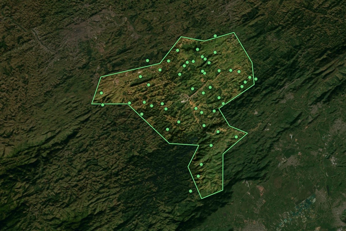 Imagem de satélite de Piraí (RJ), com o contorno do município e a posição dos imóveis desta página.