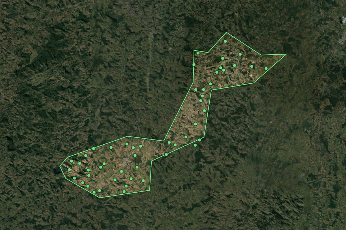 Imagem de satélite de Porciúncula (RJ), com o contorno do município e a posição dos imóveis desta página.