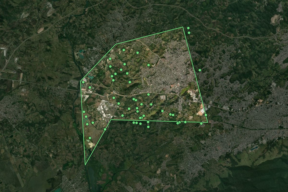 Imagem de satélite de Queimados (RJ), com o contorno do município e a posição dos imóveis desta página.