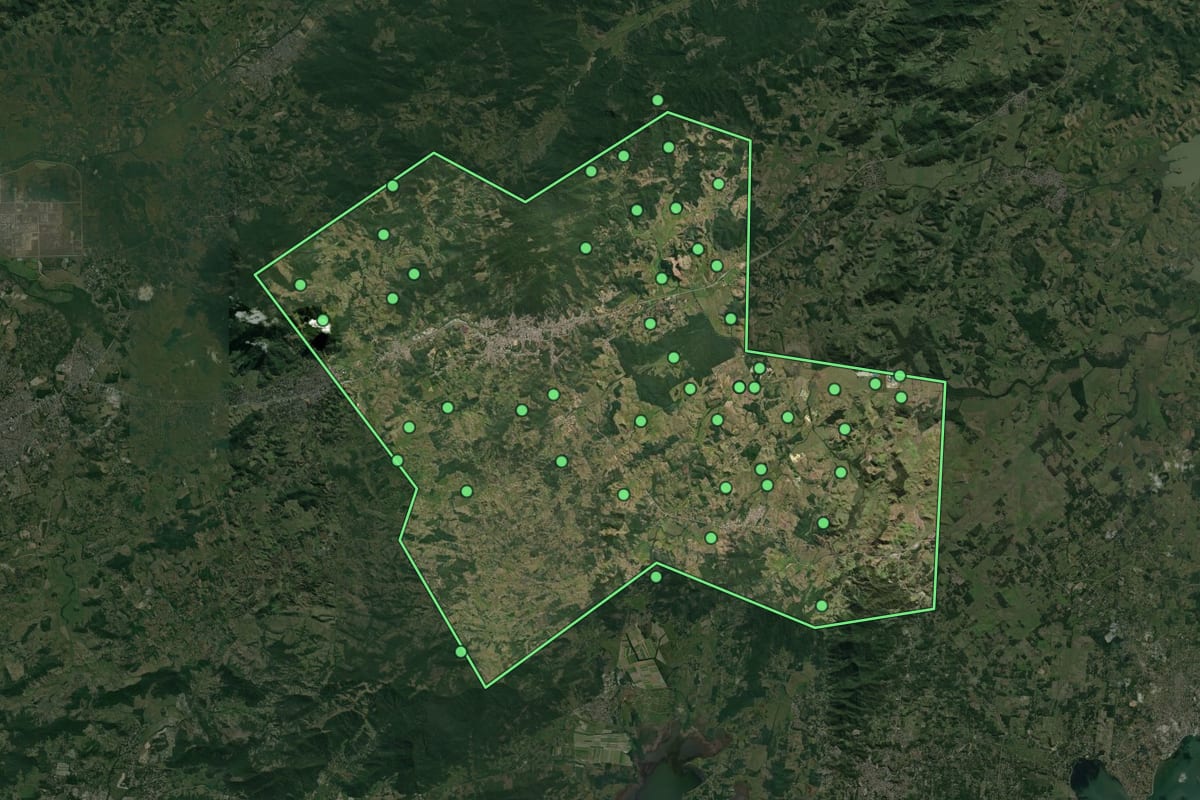 Imagem de satélite de Rio Bonito (RJ), com o contorno do município e a posição dos imóveis desta página.