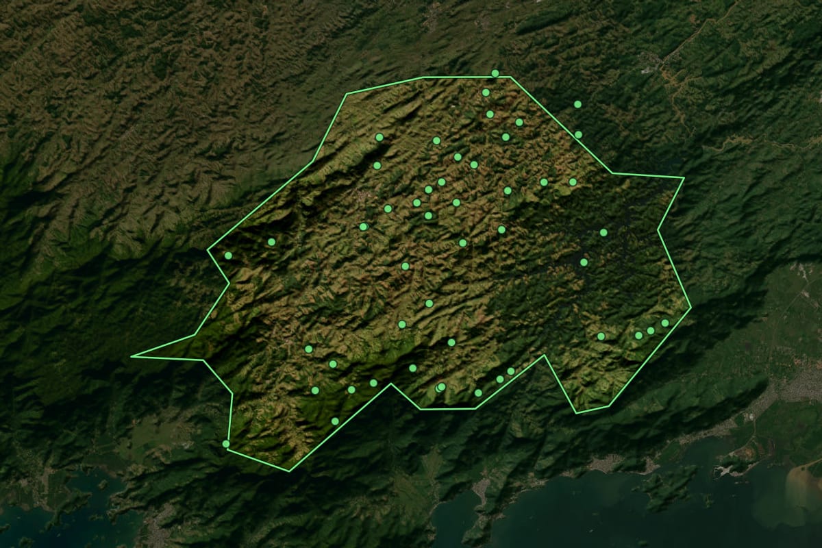 Imagem de satélite de Rio Claro (RJ), com o contorno do município e a posição dos imóveis desta página.