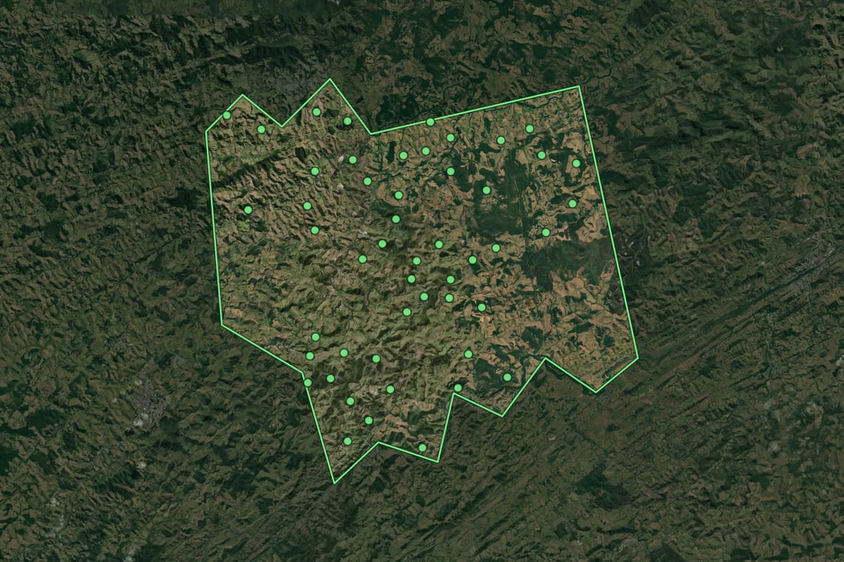Imagem de satélite de Rio das Flores (RJ), com o contorno do município e a posição dos imóveis desta página.