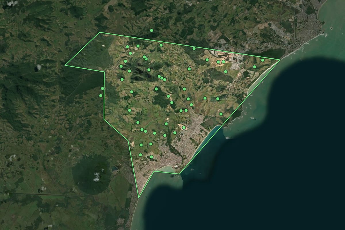 Imagem de satélite de Rio das Ostras (RJ), com o contorno do município e a posição dos imóveis desta página.