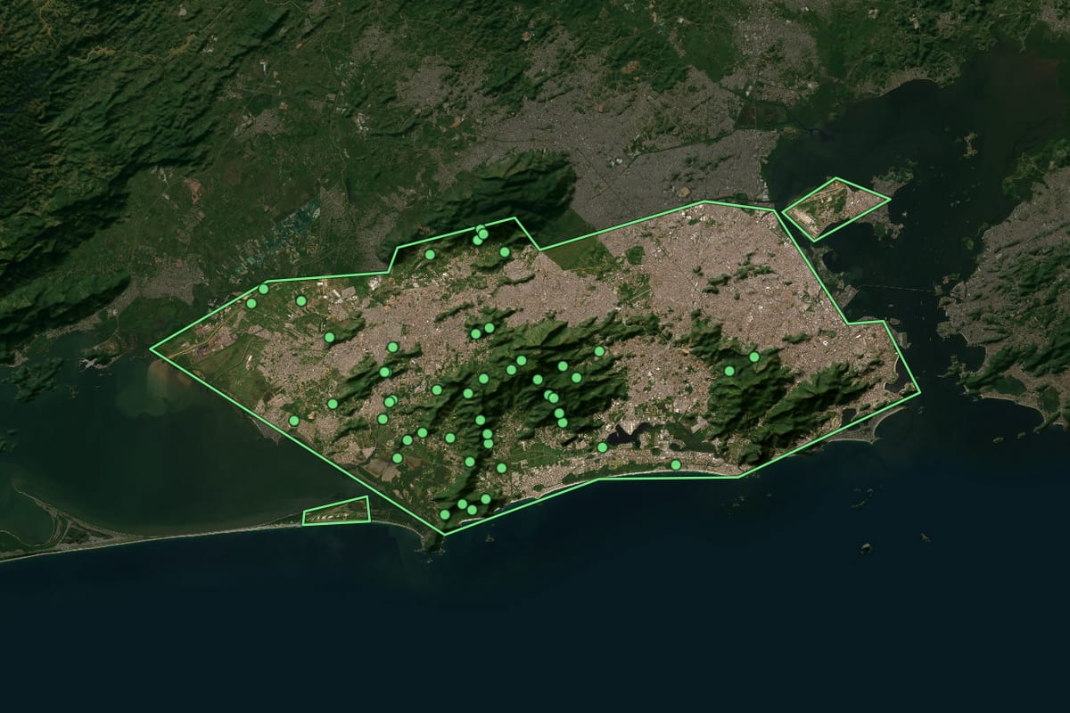 Imagem de satélite de Rio de Janeiro (RJ), com o contorno do município e a posição dos imóveis desta página.