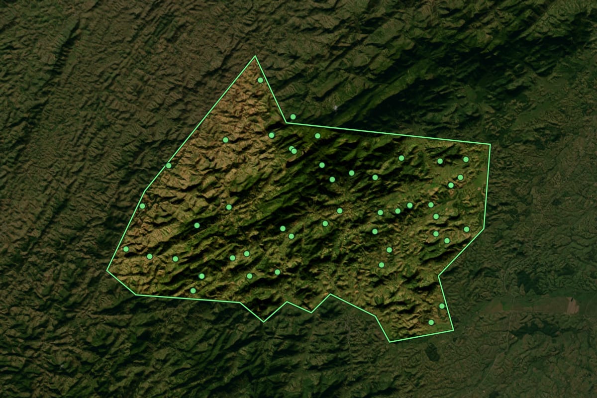 Imagem de satélite de Santa Maria Madalena (RJ), com o contorno do município e a posição dos imóveis desta página.