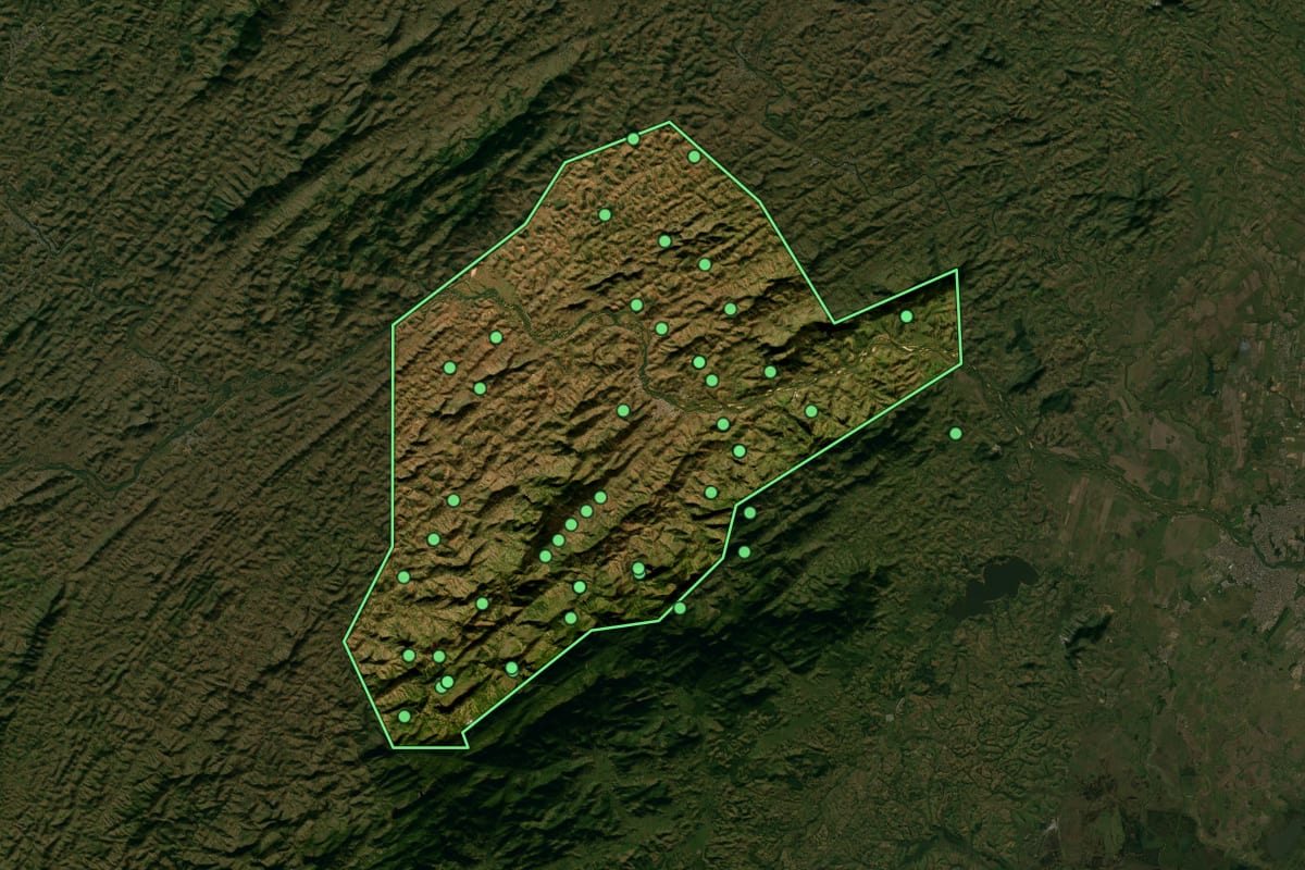 Imagem de satélite de São Fidélis (RJ), com o contorno do município e a posição dos imóveis desta página.