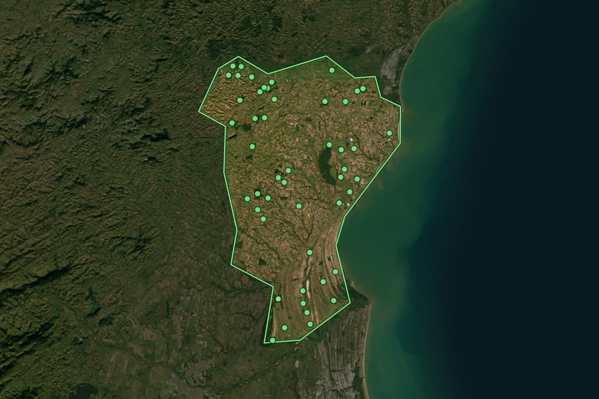 Imagem de satélite de São Francisco de Itabapoana (RJ), com o contorno do município e a posição dos imóveis desta página.
